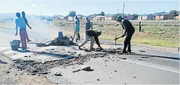  ?? Picture: SUPPLIED ?? UNHAPPY: Residents of Green Fields township in Steynsburg dig up the road as part of the protest.