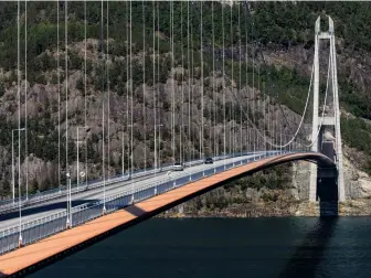  ??  ?? Hardangerb­rücke Senkrechte Tragseile begrenzen den Raum über der Fahrbahn. Der diagonale Verlauf der Brücke im Bild betont die dynamische Konstrukti­on.