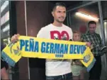  ??  ?? En la imagen grande, Vitolo a su llegada a Gran Canaria. Antes se había presentado en la sede de la LFP para depositar su cláusula de rescisión.