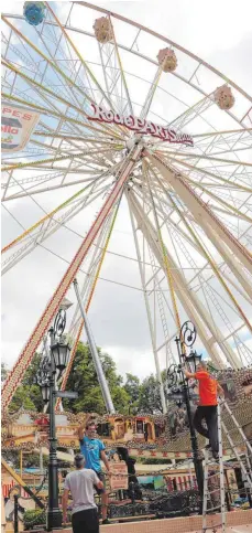  ?? FOTOS: DANIEL HÄFELE ?? Das Riesenrad auf dem Gigelberg bekommt noch seinen Feinschlif­f, bevor es ab heute die Besucher in luftige Höhe bringt.