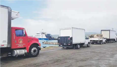  ?? Para Primera Hora / Cesiach López Maldonado ?? INCREÍBLE. Una fila de camiones con diferentes productos para los comercios en las islas de Vieques y Culebra están en espera del transporte marítimo desde el pasado domingo.