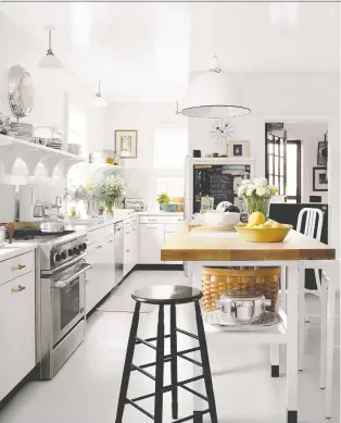  ?? LAURA RESEN ?? Brass handles and chrome plumbing fixtures adorn the kitchen of designer Thomas O’brien.