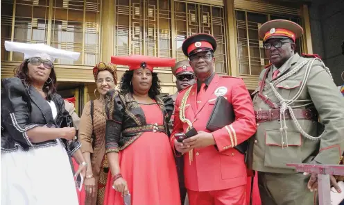  ?? Foto: dpa/Johannes Schmitt-Tegge ?? Vertreter der afrikanisc­hen Volksgrupp­en Herero und Nama vor dem Bezirksger­icht in New York