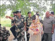  ??  ?? BSF Frontier IG Ram Awatar briefing CM Mehbooba Mufti at Octroi border outpost in Suchetgarh of Jammu on Monday. HT PHOTO
