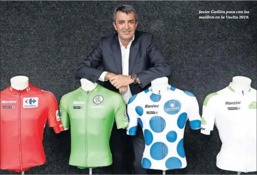  ??  ?? Javier Guillén posa con los maillots en la Vuelta 2019.