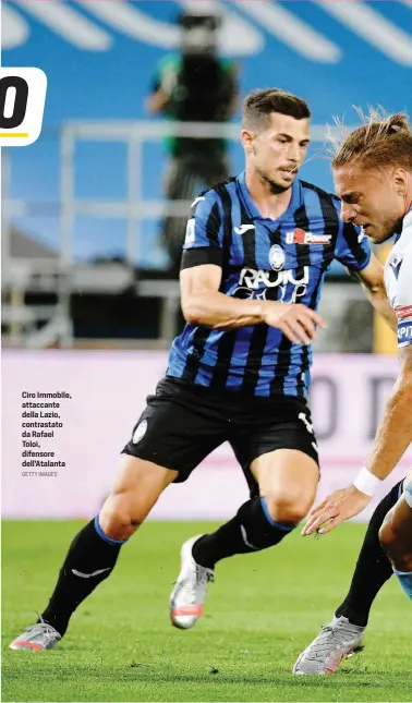  ?? GETTY IMAGES ?? Ciro Immobile, attaccante della Lazio, contrastat­o da Rafael Toloi, difensore dell’Atalanta di chi voleva che il calcio non ricomincia­sse?