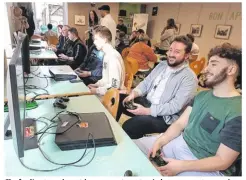  ?? ?? Chefs d’entreprise et jeunes ont partagé des moments conviviaux autour de jeux vidéo ou de société.