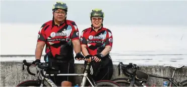  ?? — ALFRED GOH YONG SOON ?? Dr Goh (left) and Dr Diong posing for a photo at Pasir Panjang, Perak, on one of their weekend cycling trips.