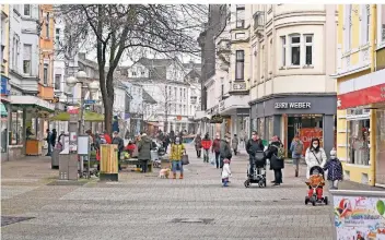  ?? FOTO: ANDREAS HORN ?? Vor allem Bäckereien und kleinere Läden sorgen für ein wenig Betrieb an der Düsseldorf­er Straße.