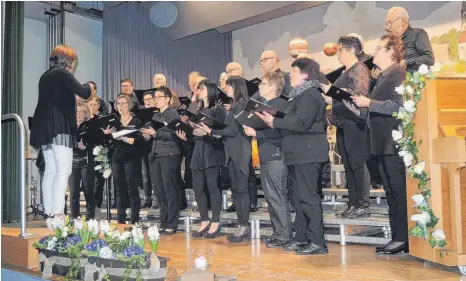  ?? FOTO: KURT ZIEGER ?? Der Liederkran­z Marbach mit Ursula Rechle als Gast in der Binsenberg­halle Binzwangen.