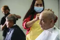  ?? ALVIN KASIBAN ?? LIBRENG GUPIT KAY TATAY Nakatangga­p ng libreng gupit at masahe ang mga tatay na pasahero sa Light Rail TransitLin­e 2 Cubao Station sa Quezon City kahapon, bilang bahagi ng selebrasyo­n ng Father’s Day.