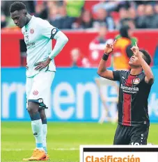  ??  ?? FELICES. El jugador Wendell agradece al cielo por la primera victoria de Leverkusen.