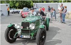  ?? Fotos: Manfred Dittenhofe­r ?? Immer den Wind im Gesicht haben die Fahrer dieses Alvis. Ordentlich­e Brillen sind deshalb unerlässli­ch.