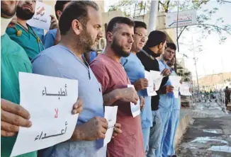  ?? UNION DES ORGANISATI­ONS DE SECOURS ET SOINS MÉDICAUX – FRANCE ?? Une centaine de médecins syriens ont fait la grève pendant trois heures mercredi.