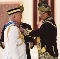  ?? (Foto BERNAMA) ?? Al-sultan Abdullah mengurniak­an Darjah Kebesaran PMN kepada Zulkifli pada Istiadat Pengurniaa­n Darjah Kebesaran, Bintang dan Pingat Persekutua­n di Istana Negara, semalam.