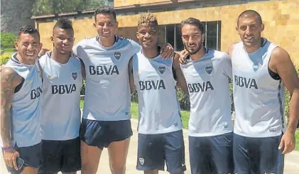  ??  ?? Colombiano­s más dos. Tevez, Fabra, Cardona, Barrios, Sebastián Pérez y Wanchope Abila, tras la práctica.