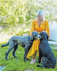  ?? FOTO: LISE ÅSERUD/DPA ?? Urlaubsstr­eicheleinh­eiten: Norwegens Kronprinze­ssin Mette-Marit auf Dvergsøya mit den Hunden Milly Kakao (li.) und Muffins Kråkebolle.