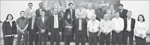 ??  ?? Abang Abdul Karim (back,  fth right) and Jefri (on his right) join speakers and participan­ts of the CEO Coffee Talk in a group photo.