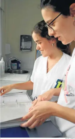  ?? JOSUÉ CORREA ?? Dos enfermeras revisan la tarea en un centro sanitario de Huelva.