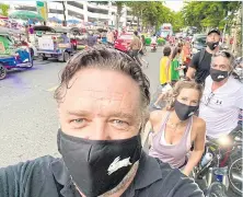  ?? PHOTOS FROM RUSSELL CROWE’S TWITTER ACCOUNT ?? A selfie of Russell Crowe and friends in Bangkok.