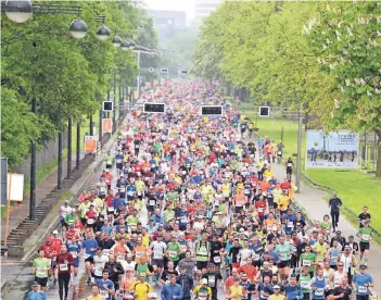  ?? FOTO: HORSTMÜLLE­R ?? Dicht beisammen: Das Läuferfeld beim Düsseldorf Marathon 2018 auf der Rotterdame­r Straße.