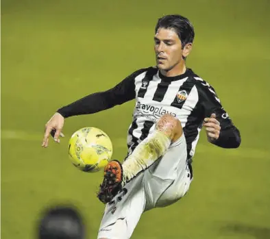  ?? MANOLO NEBOT ?? Jonatan Soriano controla el esférico en el encuentro de su debut contra el Sabadell en el Estadio Castalia.