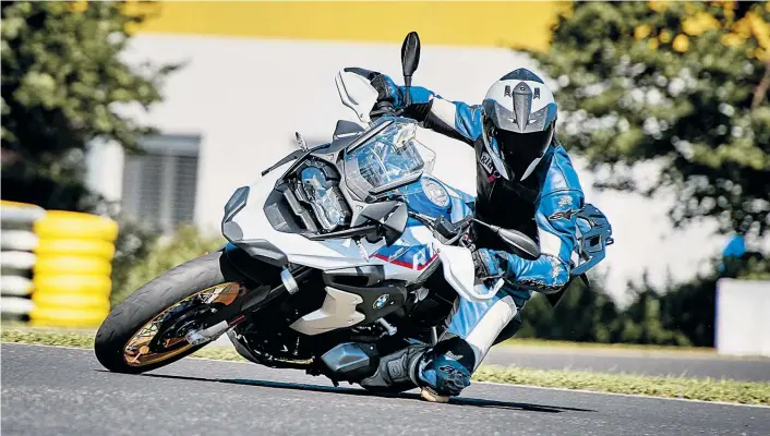  ??  ?? Die BMW R 1250 ist ein hervorrage­ndes Tourenbike für den betuchten Sir, aber auch ein richtiges Spaßgerät für den holzenden und hektischen Apexspecht­ler.