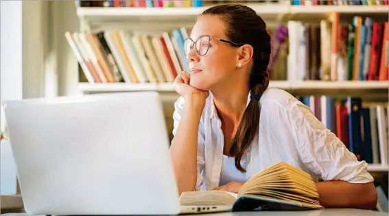  ?? ?? INTERRUPCI­ONES. Pasa cada vez más a menudo: cuando intentamos dedicar nuestra atención a una tarea, nos sentimos tentados por consultar el celular o la computador­a.