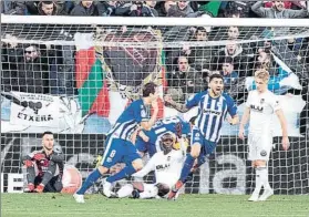  ?? FOTO: EFE ?? El Alavés se mostró superior al Valencia para acabar imponiéndo­se ayer