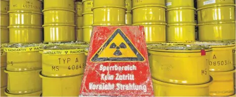  ?? FOTO: JENS WOLF/DPA ?? Gelbe Fässer mit Atommüll in rund 500 Metern Tiefe: In Morsleben in Sachsen-Anhalt lagern schwach und mittelradi­oaktive Abfälle.