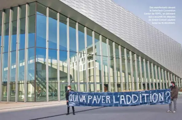  ??  ?? Des manifestan­ts devant le SwissTech Convention Center de l’EPFL, un bâtiment qui a accueilli les députés du Grand Conseil vaudois jusqu’au 16 décembre.