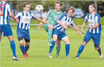  ?? ARCHIV- FOTO: THOMAS WARNACK ?? Florian Geiselhart ( M.) und der FV Altheim wollen auch in der Landesliga ihre Offensivkr­aft unter Beweis stellen.