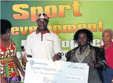  ??  ?? Jennifer Masekwamen­g, centre, scooped the sportswoma­n of the year with a disability award.