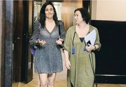  ?? MERCÈ  I L/E A  XU ?? La diputada socialista Esther Niubó i la portaveu del grup, Alicia Romero, al Parlament