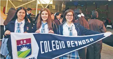  ??  ?? Luisa, Fernanda y Aimé son estudiante­s de bachillera­to en Reynosa, y como parte de un proyecto escolar crearon un plato elaborado con nopal, el cual, además de comerse, puede ser utilizado como composta.