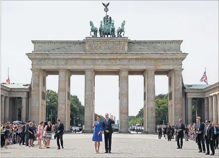  ?? [ Reuters ] ?? Empfang für die Royals vor dem Brandenbur­ger Tor: Kate und William – und mehr noch ihren Kindern – fliegen die Herzen zu.