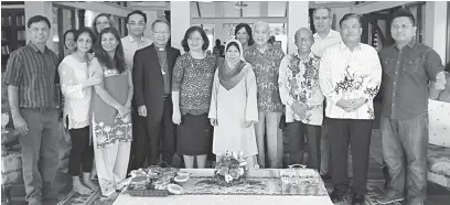  ??  ?? MUHIBAH: Bolly (empat kiri) dan Ambrose (dua kanan) bersama para perwakilan dari Interfaith Group bergambar bersama pada Majlis Rumah Terbuka Bolly baru-baru ini.