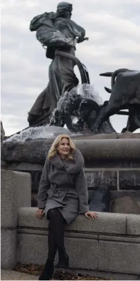  ?? DE LA FUENTE
FOTO: CHARLOTTE ?? Den nordiska gudinnan Gefjon står staty i Köpenhamns största monument.
■ Hon beskrivs som en kringfaran­de kvinna och detsamma kan sägas om Helle Thorning-Schmidt som har hela världen som sitt arbetsfält.