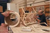  ??  ?? Los visitantes pueden ver recreacion­es de máquinas ideadas por Da Vinci –arriba, construcci­ón–.