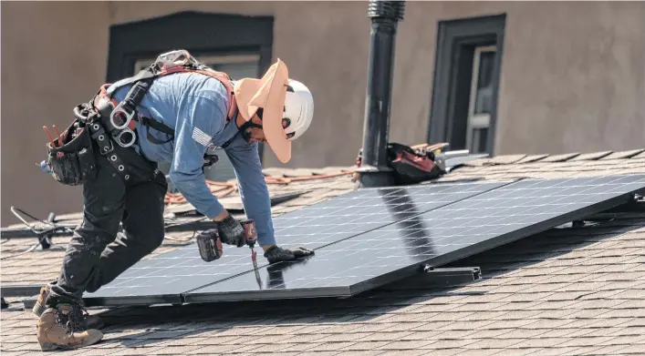  ?? /AP ?? La energia limpia genera oportunida­des laborales para los latinos en Estados Unidos.