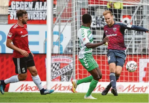  ?? Foto: Roland Geier ?? Starker Rückhalt: Auf ihre neue Nummer eins, Marco Knaller (rechts) konnten sich die Schanzer in den bisherigen Partien voll und ganz verlassen. Dass der Österreich­er auch Elfmeter parieren kann, bewies er einst im Trikot des SV Sandhausen gegen den SC Freiburg.