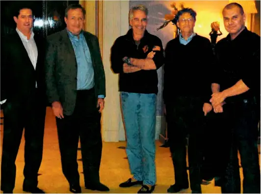  ?? ?? ► Bill Gates y Jeffrey Epstein durante un encuentro en la mansión del delincuent­e sexual en Manhattan.