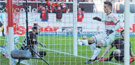  ?? FOTO: DPA ?? Wie sagen Fußballer? Den muss man auch erst mal reinmachen. Neuzugang Erik Thommy schießt den Ball über die Linie und den VfB zum Sieg.