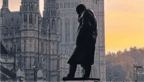  ?? R. MAESTRE ?? Monumento a Winston Churchill delante del Parlamento británico en Londres