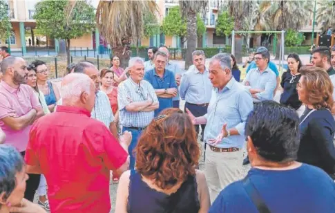  ?? ?? El candidato del PP, José Luis Sanz, con vecinos de la plaza del Hangar en Sevilla Este // ABC