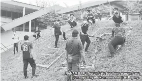  ??  ?? NANAM BARU: Nusun batu bata kena nanam baru
pun kayu ti nyadi ikon nama Kolej Sri Rajang.