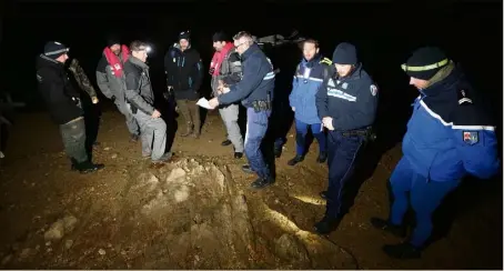  ?? (Photo Philippe Arnassan) ?? Office de la chasse, police municipale, gendarmeri­e du Var et Agence pour la biodiversi­té unissent leurs moyens pour débusquer les contrevena­nts qui n’hésitent pas à lancer leurs lignes la nuit.