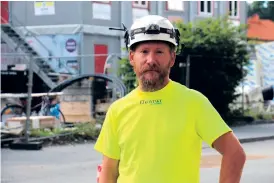  ?? BILD: TEO KRISTJANSS­ON ?? Patrik Christense­n jobbar vid samma plats som det under det senaste dygnet skett två bilinbrott. Han blir inte förvånad då han själv hade inbrott två gånger under en månad.