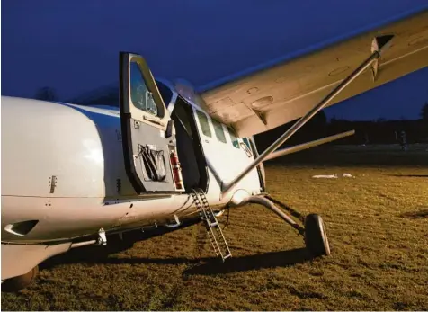  ?? Foto: Wilhelm Schmid ?? Durch gutes Handeln konnte der Pilot die „Cessna 208 Caravan“notlanden. Sowohl der Pilot als auch der Co Pilot kamen ohne Verletzung­en davon. Mittlerwei­le ermittelt die Polizei den Grund, weshalb das Rad am Hauptfahrw­erk verloren ging.
