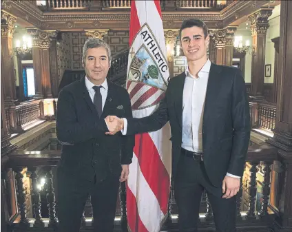  ?? FOTO: EFE ?? Josu Urrutia con Kepa tras la firma de la renovación del meta vasco que decidió seguir en Bilbao y no irse al Real Madrid